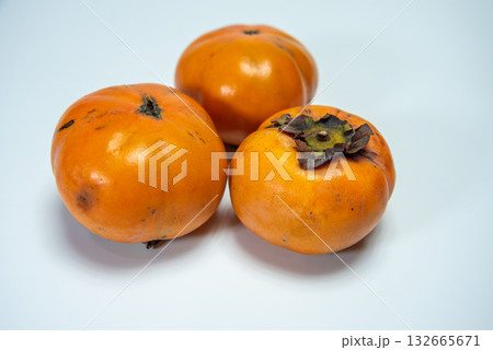 白背景に置いた柿 132665671