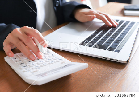 計算機を使う手元　ビジネスイメージ 132665794