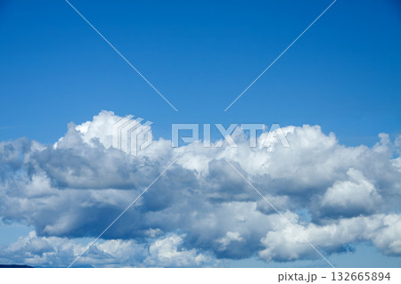 青空に浮かぶ白い雲 132665894