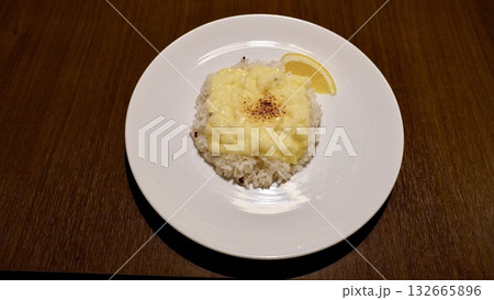 焼き色がついたチーズがかかったご飯 焼き色がついたチーズがかかったご飯 132665896