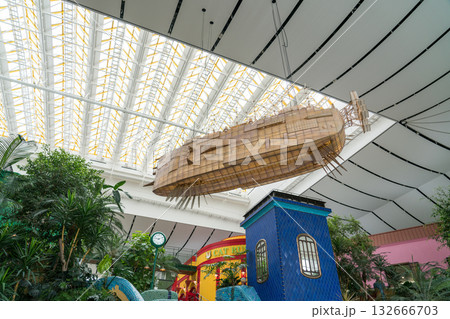 ジブリの大倉庫の風景 132666703