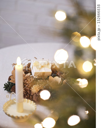 クリスマスイメージ　プレゼントとリース 132666838