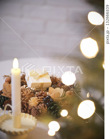 クリスマスイメージ　プレゼントとリース 132666839