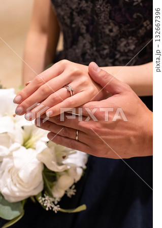 結婚式　プロポーズ　指輪　アップ　ウェディング 132667396