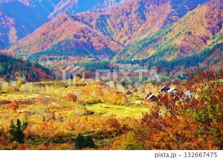 紅葉の新潟県魚沼市奥只見銀山平温泉・白銀の湯 紅葉の新潟県魚沼市奥只見銀山平温泉・白銀の湯 132667475