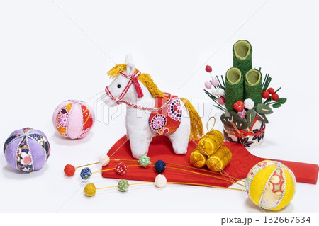 午年年賀状素材　ちりめん細工の白馬と門松と 132667634