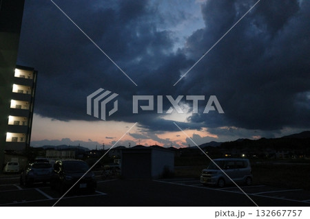 夕焼けの街の明かり 132667757