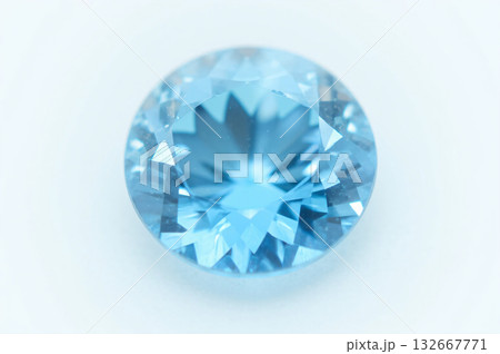 光り輝くブルートパーズ 132667771