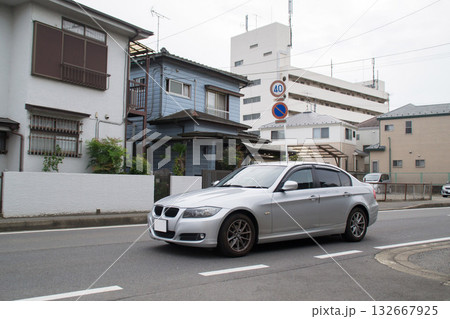 セダン　 道路走行 132667925