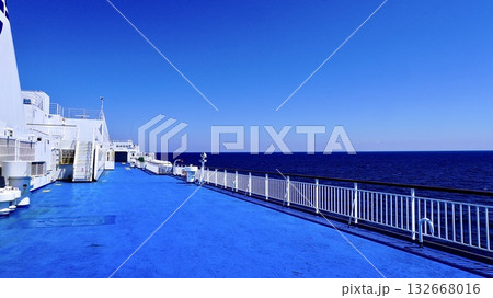 昼間の太平洋フェリーきその甲板 132668016