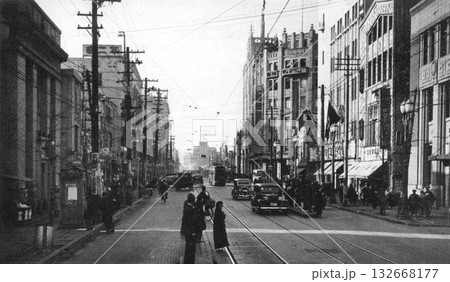 古写真 1933年 東京 新宿三丁目 新宿通りのほてい屋と伊勢丹の前 古写真 1933年 東京 新宿三丁目 新宿通りのほてい屋と伊勢丹の前 132668177