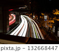 夜の都会を走る車の光跡 132668447