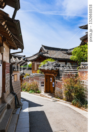 ソウル　三清洞（サムチョンドン）　伝統家屋が建ち並ぶ北村韓屋村 132668858