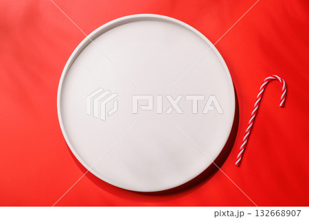Empty plate on red background, Christmas food mockup Empty plate on red background, Christmas food mockup 132668907