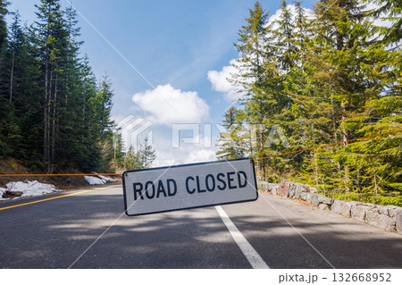 Road closed sign in a US national park during...の写真素材 [132668952] - PIXTA