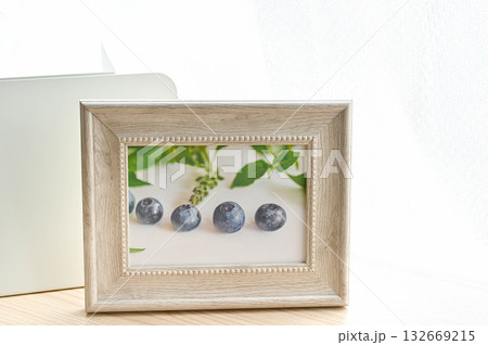 フォトスタンド　ブルーベリーの絵 132669215