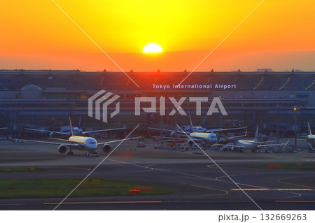 夕焼けの羽田空港(第3ターミナル) 夕焼けの羽田空港(第3ターミナル) 132669263