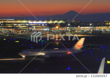 夕焼けの羽田空港と富士山(第3ターミナル) 夕焼けの羽田空港と富士山(第3ターミナル) 132669267