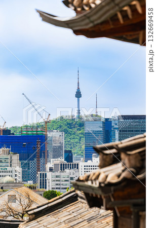 ソウル 北村韓屋村から見るNソウルタワー(南山タワー) ソウル 北村韓屋村から見るNソウルタワー(南山タワー) 132669458