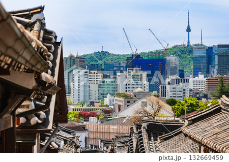 ソウル 北村韓屋村から見るNソウルタワー(南山タワー) ソウル 北村韓屋村から見るNソウルタワー(南山タワー) 132669459