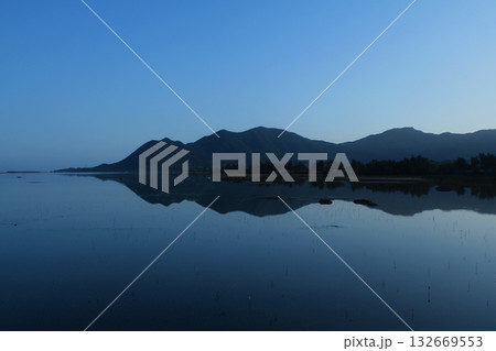 水鏡の寝姿山（世界自然遺産徳之島、天城町） 132669553