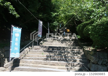 石階段を登る 石階段を登る 132669865