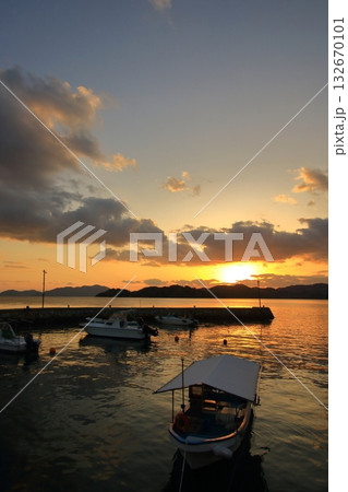 小さな島の小さな港の夕暮れ風景 小さな島の小さな港の夕暮れ風景 132670101