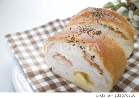 ベーコンとチーズ入りのフランスパン 132670216