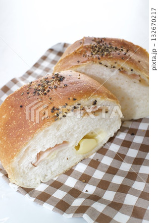 ベーコンとチーズ入りのフランスパン 132670217