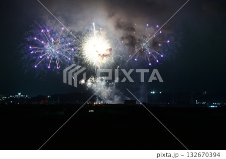 夜空を彩る花火 夜空を彩る花火 132670394