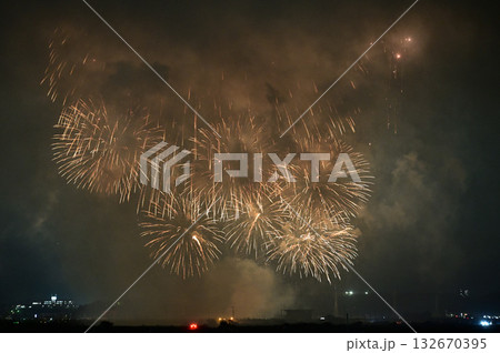 夜空を彩る花火 132670395