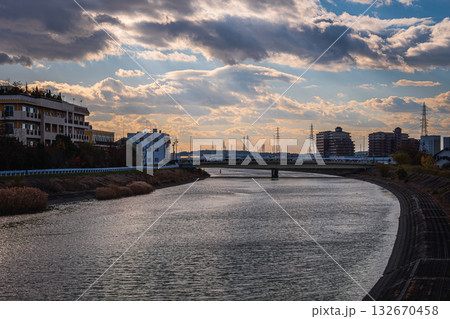 川沿いの夕景と橋 132670458