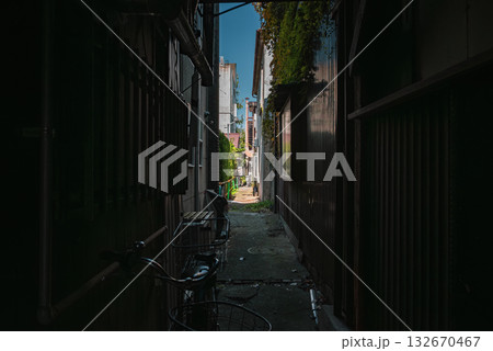 アンダーグラウンド【狭い路地】 アンダーグラウンド【狭い路地】 132670467