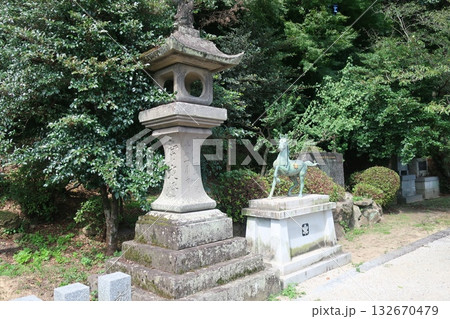 伊萬里神社の石灯ろう 132670479