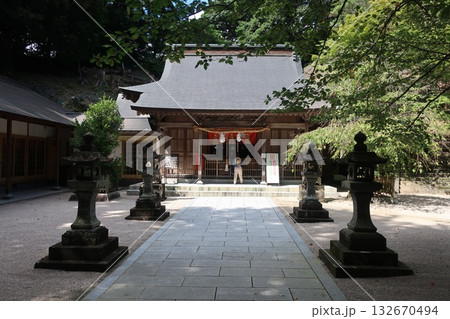 緑に囲まれた神社 132670494