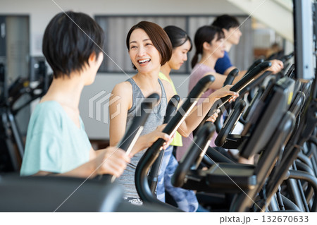 ジムでトレーニングをする人々 撮影協力:スポーツクラブ&サウナスパ ルネサンス 幕張24 ジムでトレーニングをする人々 撮影協力:スポーツクラブ&サウナスパ ルネサンス 幕張24 132670633