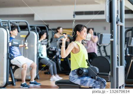 ジムでトレーニングをする人々　撮影協力：スポーツクラブ&サウナスパ ルネサンス 幕張24　 132670634