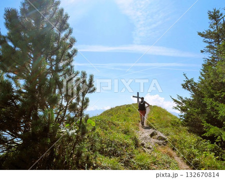 ゴンツェン山の山頂に向かう (スイス・ザンクトガレン州) ゴンツェン山の山頂に向かう (スイス・ザンクトガレン州) 132670814