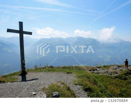 ゴンツェン山　山頂と十字架　（スイス・ザンクトガレン州） 132670884