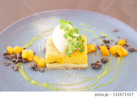 おいしいバニラアイスとチーズケーキのデザート 132671427