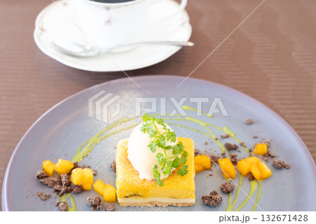 おいしいバニラアイスとチーズケーキのデザートとコーヒー 132671428