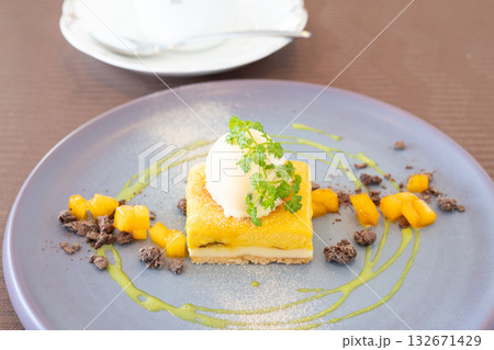 おいしいバニラアイスとチーズケーキのデザートとコーヒー おいしいバニラアイスとチーズケーキのデザートとコーヒー 132671429