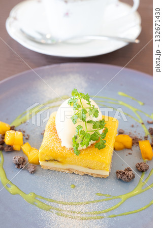 おいしいバニラアイスとチーズケーキのデザートとコーヒー おいしいバニラアイスとチーズケーキのデザートとコーヒー 132671430