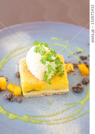 おいしいバニラアイスとチーズケーキのデザート 132671432