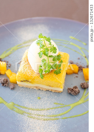 おいしいバニラアイスとチーズケーキのデザート 132671433