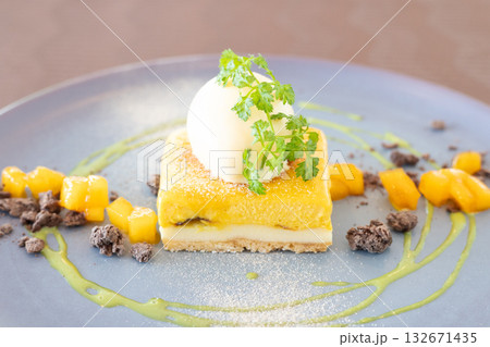 おいしいバニラアイスとチーズケーキのデザート 132671435