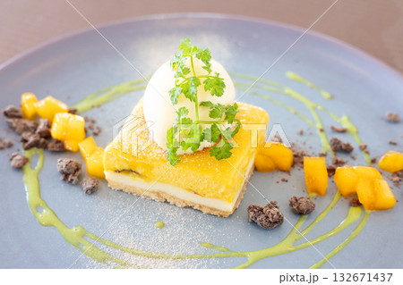 おいしいバニラアイスとチーズケーキのデザート 132671437