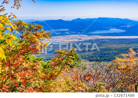 【山梨県】富士スバルライン五合目展望台から眺める山中湖 【山梨県】富士スバルライン五合目展望台から眺める山中湖 132671486