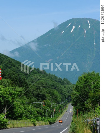道路の先に見える羊蹄山 道路の先に見える羊蹄山 132671694