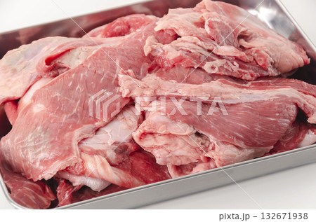 ステンレストレイに入った生の牛すじ肉 ステンレストレイに入った生の牛すじ肉 132671938